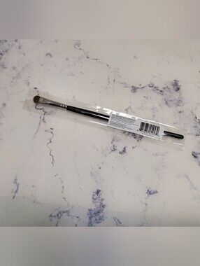 Morphe M210 Small Chisel Fluff Eyeshadow Brush